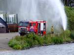 MAN der Brandweer Rhenen, saugt Wasser aus dem Rhein, und verspritzt dies unter Hochdruck; 110905