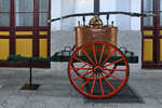 Eine historische Feuerwehrpumpe war Anfang November 2022 im Eisenbahnmuseum von Madrid zu sehen.