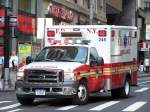 Rettungswagen des FDNY auf Einsatzfahrt in Manhattan.