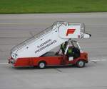 Fahrgasttreppen am Flughafen Friedrichshafen, nach einem Einsatz an einer Boeing 737 der Lufthansa fuhr das Fahrzeug zurck zum Abstellplatz ...