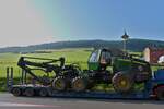 Harvester John Deere 1470 E ist Transport bereit auf dem Tieflader verladen. 20.07.2021