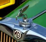 MG, Logo und Khlerfigur an einem Oldtimer-Roadster der britischen Fahrzeugfirma, gegrndet 1923, Okt.2015