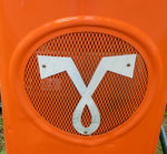 V Vendeuvre, Symbol am Khler eines Oldtimer-Traktors von 1959 aus Frankreich, die Firma wurde vor dem II.Weltkrieg gegrndet und 1959 von der US-amerikanischen Firma Allis-Chalmers bernommen, Mai