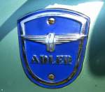 Adler, Tankemblem an einem Oldtimer-Motorrad, der Firmensitz war in Frankfurt/Main, Juli 2013
