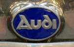 Audi, Logo an einem Oldtimer aus den 1930er Jahren, ist der lateinische Namen für  Horch! , Nov.2013