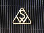 SW, fr Sdwerke, Logo am Khler eines Oldtimer-LKW der Firma Krupp, von 1946-54 wurde der Markenname  Sdwerke  verwendet, Mai 2014
