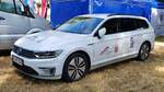 =VW Passat als Werbeträger für Elektromobilität Hessen, steht beim Bürgerfest  200 Jahre Landkreis Fulda  auf dem Gelände von Schloß Fasanerie im Juni 2022