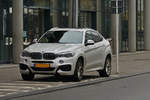 BMW X 6 steht am Straenrand.