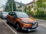 Orange Renault Captur Mk1 Facelift, aufgenommen in Juni 2020.