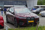  BMW iX gesehen am Rande eines Parkplatzes. 05.2024