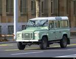 Grüner Land Rover unterwegs in der Stadt Basel am 04.02.2024