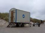 Bauwagen grau blau surf CLUB SYLT daneben ein Trailer in Westerland am Strand 01.09.2014
