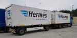 =MB Actros-Hängerzug der Spedition SCHARF ist unterwegs für Hermes, 04-2023