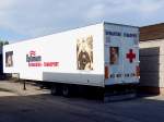 Auflieger von Optimum_Humanitar-Transport wartet im Halbschatten auf die Beladung der Hilfsgter fr Rumnien; 130520