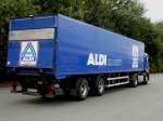 ALDI MARKT MAN TGS LX Nr.20 Khlkoffer blau Aldi Nord mit Ladelift / Hebebhne Sattelzug mit 2 Achsen gelenkt 11082013 Heckansicht    
