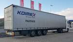 =MAN-Sattelzug der polnischen Spedition KOIMEX steht zur Fahrerpause auf einem Parkplatz an der A 7 im April 2022