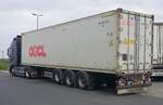 =Volvo FH 460-Sattelzug von MILA TRANS transportiert einen Container der Reederei OOCL, 04-2022