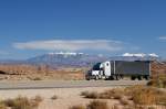 Freightliner Classic XL auf dem Highway 191 nrdlich von Moab, Utah vor der schnen Kulisse der LaSal Mountains.