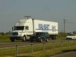 Ein Freightliner Columbia der Wal-Mart Gruppe auf einer Interstate in Oklahoma (Juni 2006)