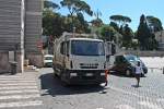 14.05.2013 stand neben dem Piazza del Popolo in Rom dieser Iveco Mllwagen am Stranenrand.