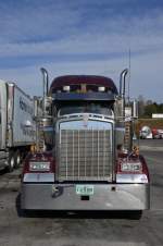 Mächtige Front eines Kenwortht Trucks, aufgenommen am 27.10.2013 in Mt.