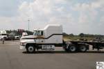 Einen Truckstop am Highway 10 in Florida steuerte dieser Mack CH 613 mit Flachbett Auflieger am 30.