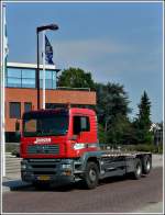 LKW MAN unterwegs in den Strassen von Oudenbosch um einen Abrolkontainer abzuhollen. 03.09.11