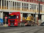 MAN TGX mit CAT Bagger am 17.11.17 in Hannover