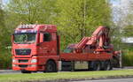 Spedition Hauptstein GmbH mit einem MAN TGX 26.480 Transport-LKW mit großem MGK Heck-Ladekran am 28.04.22 Berlin Marzahn.