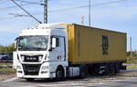 Container-Sattelzug mit MAN TGX 18.440 Zugmaschine aus Bulgarien am 21.09.23 Höhe Bahnübergang Bahnhof Rodleben. 