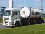 Klaeser Spedition ein MAN TGA LX in wei mit weiem Tankcontainer KLAESER in Herten abgestellt 11.08.2012