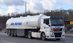 Johs. Martens (GmbH & Co. KG) Spedition aus Berlin mit einem Tank-Sattelzug (Tankinhalt=Dieselkraftstoff) mit MAN TGS 18.500 Zugmaschine am 02.02.23 Berlin Marzahn. 