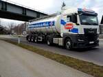MAN transportiert wohl Österreichs beste Milch, im Tanksattel; 240214