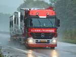 Actros Hngerzug als Autotransporter mit Wohnwagen beladen unterwegs am 11.09.2012 auf der A4 kurz vor der Niederlndischen Grenze.