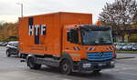 HTF Hoch-Tiefbau in Friedrichshain GmbH mit einem MB ATEGO 621 mit Kastenaufbau (Straßenunterhaltung) am 11.11.22 Berlin Marzahn.