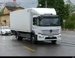 Mercedes mit Kastenaufbau unterwegs in Zürich Seebach am 13.05.2023