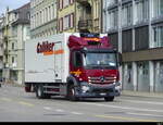 Mercedes mit Kastenaufbau unterwegs in der Stadt Solothurn am 02.05.2024