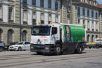 Zweiwegfahrzeug Mercedes ATECO reinigt die Geleise am Bubenbergplatz in Bern.