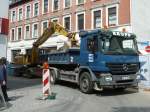 MB Actros des Tiefbauunternehmens  KROPP  wird auf einer Baustelle in Fulda entladen, Mai 2011