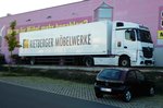 =MB Actros-Sattelzug der Rietberger Möbelwerke ist dem Opel Corsa nicht aufs Dach gestiegen, Oktober 2016