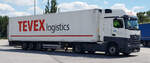 =MB Actros-Sattelzug von TEVEX-Logistics rastet an der A 9, 07-2022