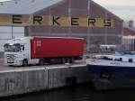 ACTROS wartet mit seinem Sattelauflieger in den frhen Morgenstunden im Hafengebiet von Gent auf weitere Einstze;100901