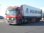 Die niederlndische Spedition  WOLTER KOPPS  ist am 02.05.2008 mit einem Mercedes-LKW an einem Baumarkt in Bergen/Rgen.