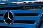Ein STERN strahlt HELLER;-) Detailansicht des Mercedes-Sterns der in der Dunkelheit leuchtet. Im Chrom spiegelt sich teilweise der DAF XF105. (02.11.2008)
