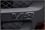 V8 is the best: V8 Logo auf dem Khlergrill eines Actros´s 2560.