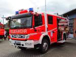 Feuerwehr Bad Vilbel Mercedes Benz Atego TLF 20/25 (Florian Vilbel 1-22-1) am 03.10.17 in Bad Vilbel beim Tag der offenen Tür 