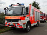 Feuerwehr Frankfurt Griesheim Mercedes Benz Atego LF20 (ehemals HLF20 der BF) (Florian Frankfurt 33/44) am 28.10.17 im Bereitstellungsraum in Rödelheim wegen der Herbstabschlussübung der