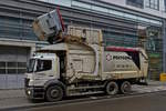 Mercedes Benz 2533 Müllfahrzeug, hief den Müllcontainer über die Fahrzeugfront, um diese in die geöffnete Klappe in die Müllpresse zu entleeren. 03.2020