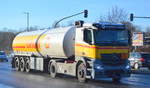 MF Mineralöl-Logistik GmbH mit einem Tank-Sattelzug mit MB ACTROS Zugmaschine (Befüllung siehe UN-Nr.: 33/1203 = Benzin) für das Unternehmen Royal Dutch Shell am 30.12.20 Berlin Marzahn.
