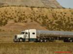 Ein ziemlich alter Peterbilt schnauft auf der Interstate in Richtung Utah durch den US-Bundesstaat Colorado (Mrz 2006)